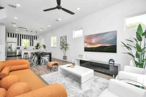 Smart TV y chimenea 