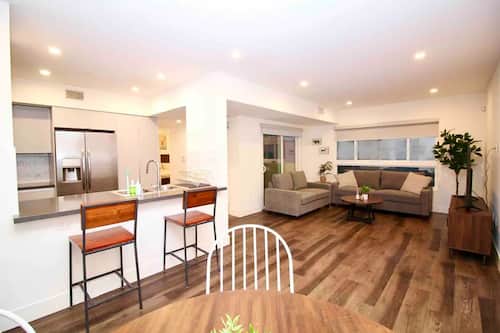 Two-Bedrooms Suite with Balcony | ミニバー、客室ごとに異なる装飾、客室ごとに異なるインテリア、デスク