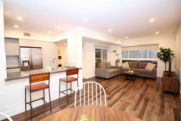 Two-Bedroom Suite with Balcony | Minibar, decoración individual, mobiliario individual y escritorio