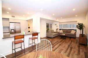 Minibar, decoración personalizada, muebles diferentes y escritorio 
