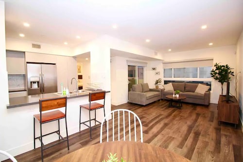 Los Angeles Deluxe Suites - 2 Bedrooms & 2 Bathrooms