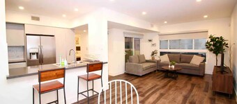 Los Angeles Deluxe Suites - 2 Bedrooms & 2 Bathrooms
