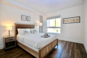 Two-Bedrooms Suite with Balcony | Minibaari, yksilöllisesti sisustettu, yksilöllisesti kalustettu