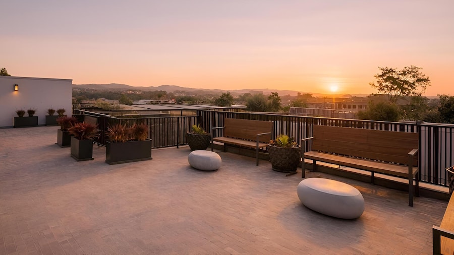 Los Angeles Grand Suites • Free Reserved Parking
