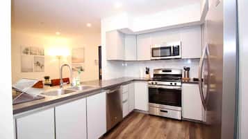 Two-Bedrooms Suite with Balcony | Dapur peribadi | Peti sejuk/penyejuk beku saiz penuh, ketuhar gelombang mikro, ketuhar