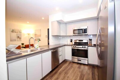 Los Angeles Deluxe Suites - 2 Bedrooms & 2 Bathrooms