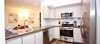 Los Angeles Deluxe Suites - 2 Bedrooms & 2 Bathrooms