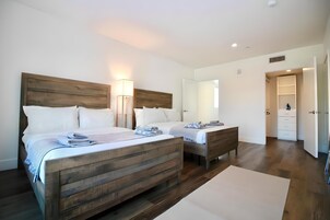 Minibar, decoración personalizada, muebles diferentes y escritorio 