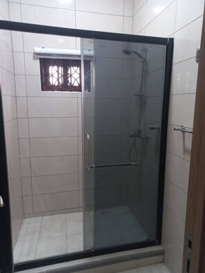 Doccia, asciugacapelli, asciugamani, sapone