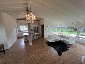 Living area - Updated Charming Single Family close to Hardrock (Hollywood)