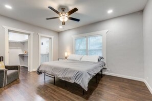 3 bedrooms, in-room safe, desk, free WiFi