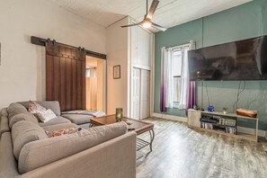 TV - Eclectic and historic 3B2B 8mins to River Walk (San Antonio)