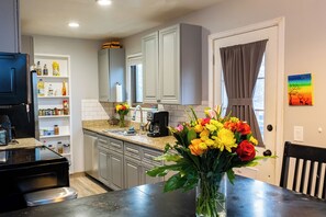 Refrigerador, microondas, horno y parrilla de estufa 