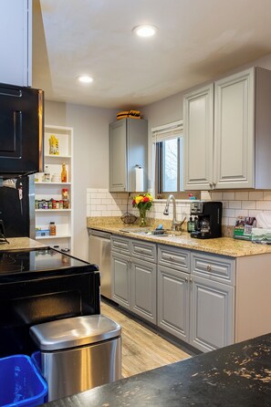 Kühlschrank, Mikrowelle, Ofen, Herdplatte