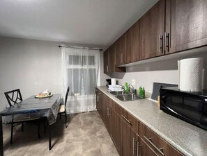 Geladeira, micro-ondas, fogão, cooktop