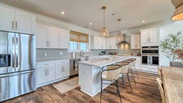 Frigorífic, microones, forn i placa de cuina