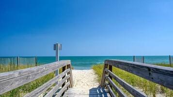 Aan het strand, ligstoelen aan het strand, strandlakens