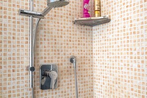 Ducha, bidet, toallas