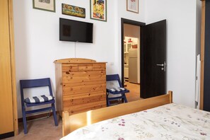 3 bedrooms, bed sheets