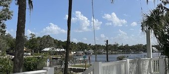 Charming Water front Florida Home on the beautiful Pithlachascotee River