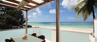 Grand Suite Ocean Front private beach patio 8 pax ( 4 bedrooms 3 bathrooms )