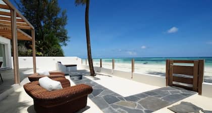 Grand Suite Ocean Front private beach patio 8 pax ( 4 bedrooms 3 bathrooms )