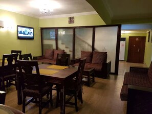 Restaurant - Hillside Gardens (Lagos)