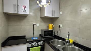 Apartamento Confort, 1 habitación | Cocina privada | Frigorífico, microondas, horno y placa de cocina