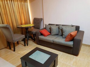Deluxe Apartment, 1 Bedroom | Living area - Hillside Gardens (Lagos)