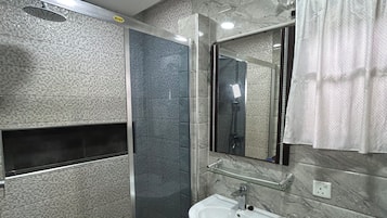 Apartamento Confort, 1 habitación | Baño | Zapatillas, bidé, toallas y jabón