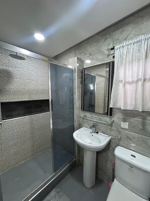 Comfort Apartment, 1 Bedroom | Bathroom | Slippers, bidet, towels, soap