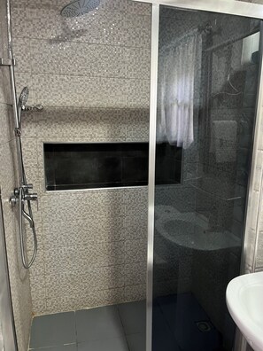 コンフォート アパートメント 1 ベッドルーム | バスルーム | スリッパ、タオル、トイレットペーパー