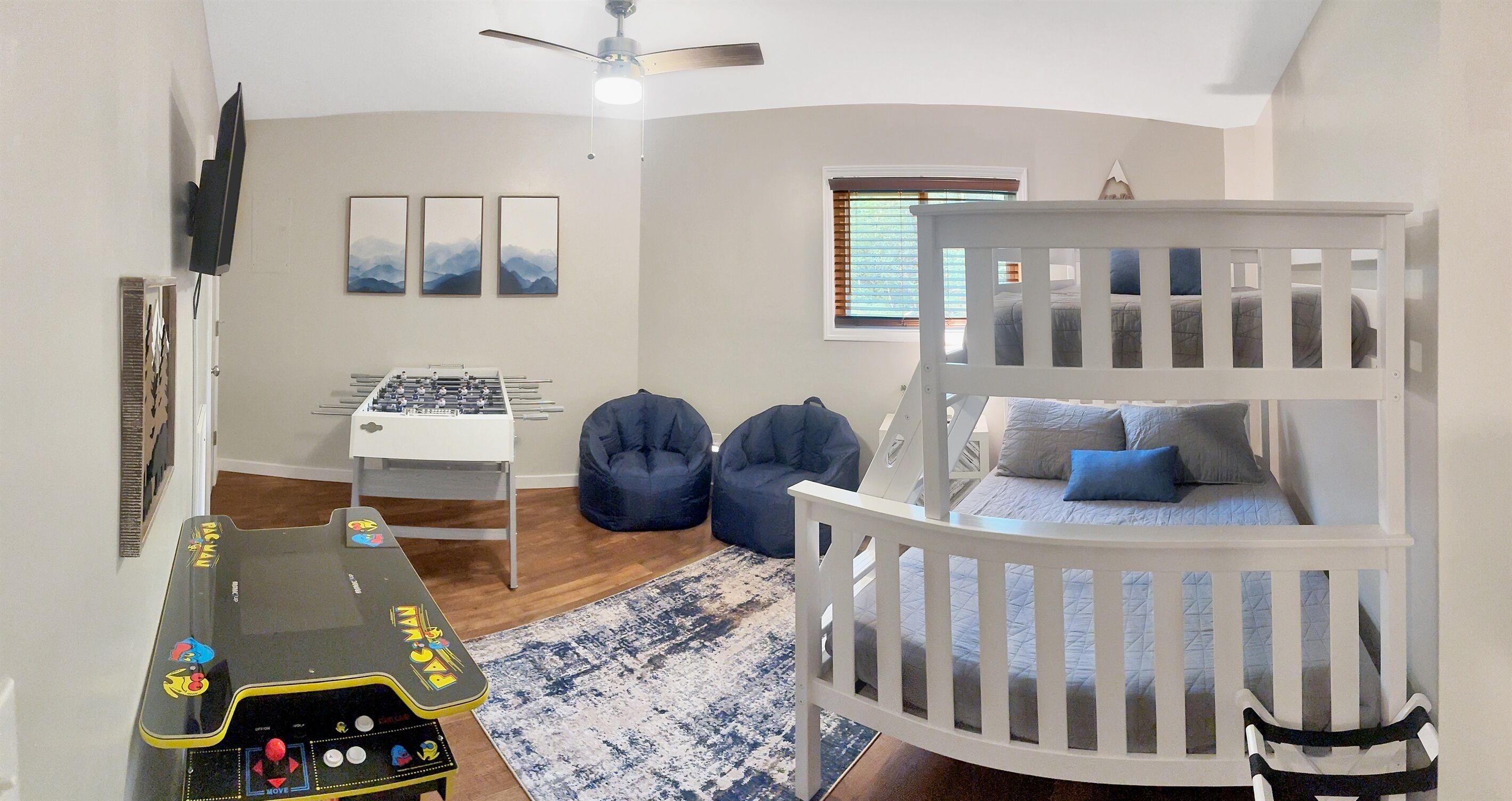 2 quartos, escrivaninha, ferros/tábuas de passar roupa