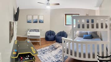 2 quartos, escrivaninha, ferros/tábuas de passar roupa