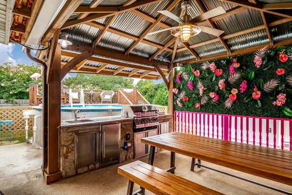 Outdoor dining - La Casita~Pool, Patio, Pacman!<br> (Euless)