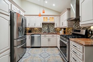 Microwave, oven, stovetop, dishwasher - La Casita~Pool, Patio, Pacman!<br> (Euless)