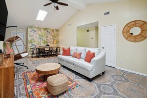Smart TV - La Casita~Pool, Patio, Pacman!<br> (Euless)