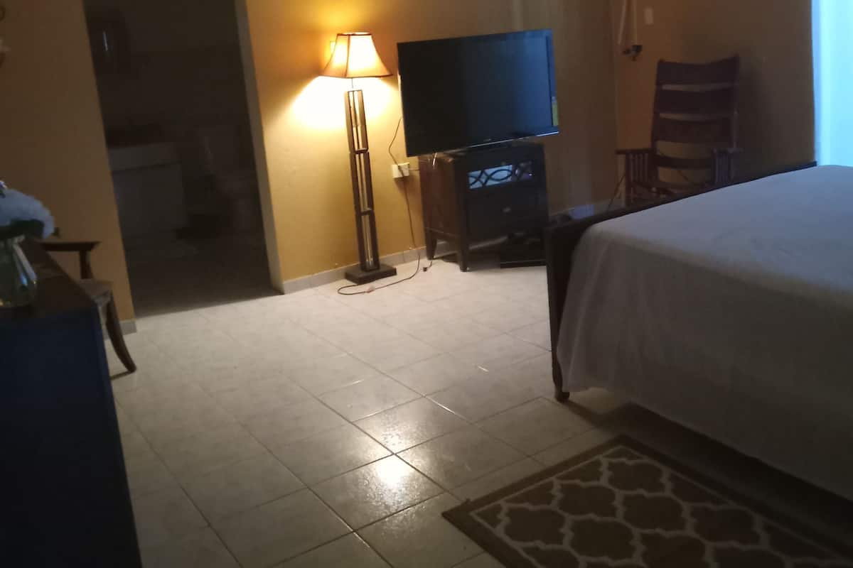 4 Schlafzimmer, individuell dekoriert, Schreibtisch, Bettwäsche