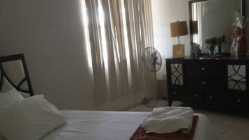 Dihias secara berasingan, meja, cadar katil