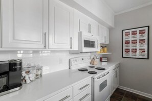 ثلاجة، ميكروويف، فرن، موقد طهي مسطح