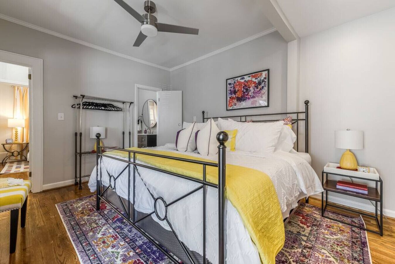 2 camere, una scrivania, ferro/asse da stiro, culla da viaggio