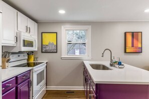Fridge, microwave, oven, stovetop - Charming creekside retreat in historic Burlington (Burlington)