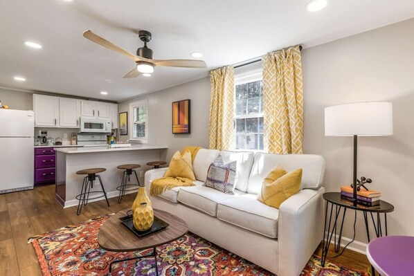 Téléviseur connecté, livres, sélection de musique, chaîne audio