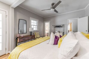 2 bedrooms, desk, iron/ironing board, travel cot - Charming creekside retreat in historic Burlington (Burlington)