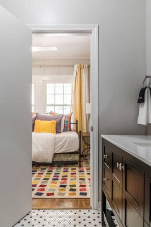 2 bedrooms, desk, iron/ironing board, travel crib - Charming creekside retreat in historic Burlington (Burlington)