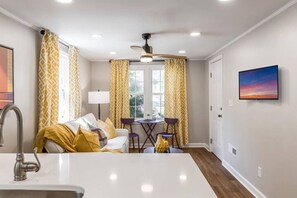 TV connectée, livres, médiathèque, chaîne hi-fi