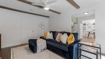 Smart TV, chimenea y estéreo