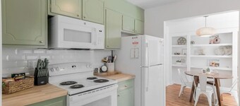 Stylish Elon Retreat: Walk to Campus & Patio Relaxation