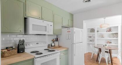 Stylish Elon Retreat: Walk to Campus & Patio Relaxation