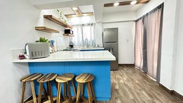 Estudi empresarial, vistes al jardí | Cuina privada | Frigorífic gran, microones, liquadora i graella